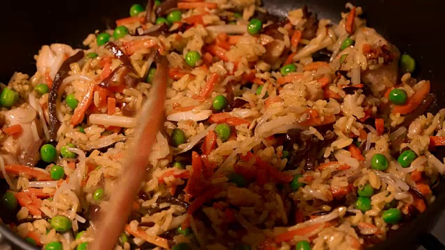 米饭、鸡胸肉和蔬菜放在平底锅里