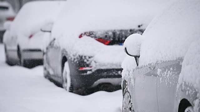 下雪时，汽车被雪覆盖