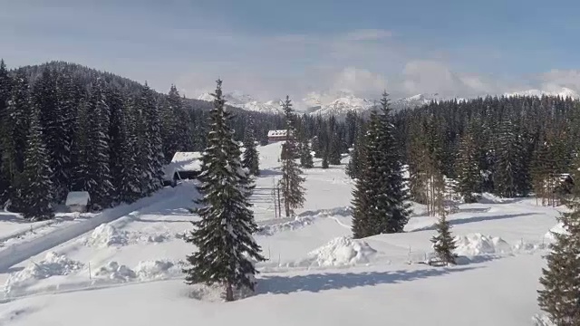 在梦幻般的白色圣诞节，通往高原滑雪场的犁过的道路