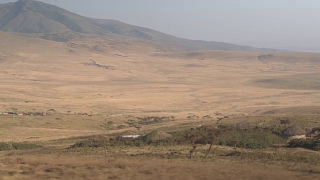 近景:美丽的马塞村，山脚下有圆形的邦巴房屋