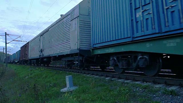 载着集装箱经过的货运火车