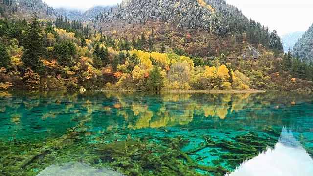 中国九寨沟的五彩湖，瀑布，森林，山脉