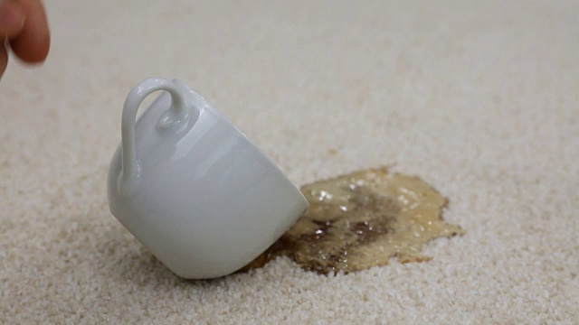 一杯咖啡掉了下来，洒在地毯上