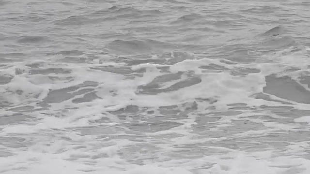 海浪在海里。
