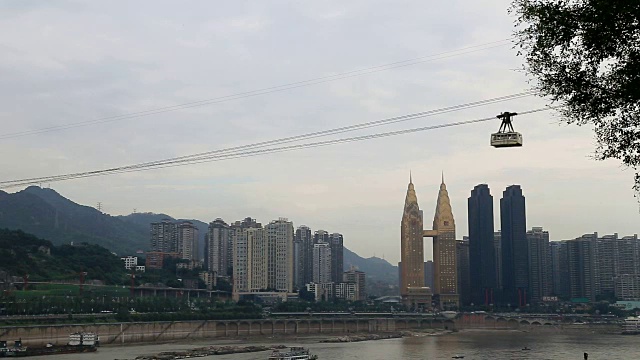 两辆缆车穿越长江，中国重庆