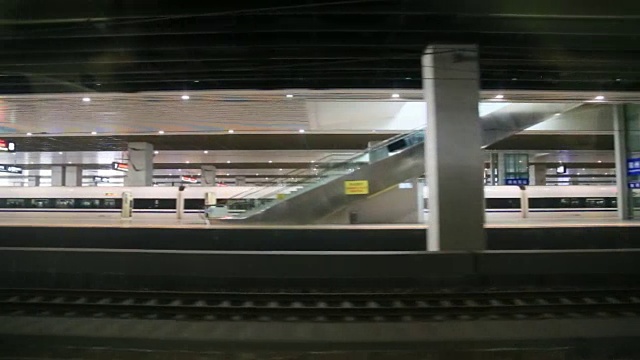 高速列車從鄭州火車站出發(fā)