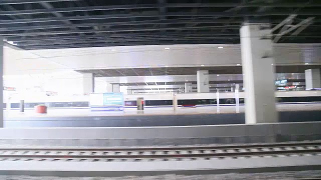 詳情圖-高速列車從鄭州火車站出發(fā)
