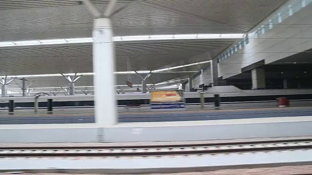 詳情圖-高速列車從鄭州火車站出發(fā)