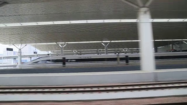 詳情圖-高速列車從鄭州火車站出發(fā)