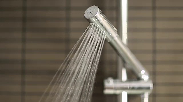水从淋浴喷头喷出来