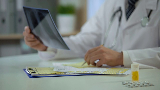 治疗师分析病人的肺部x光片并记录诊断、治疗
