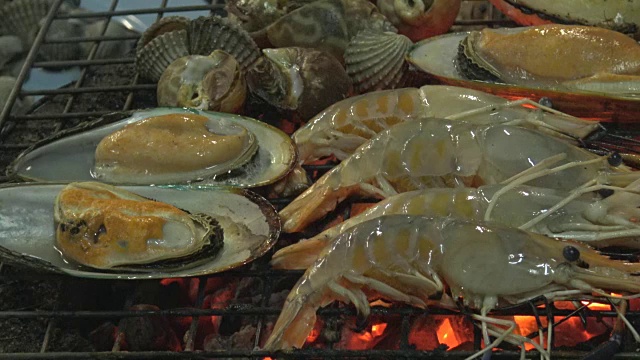 詳情圖-在木炭烤架上烹飪食物。