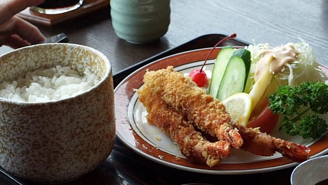 日本虾或虾天妇罗午餐套餐