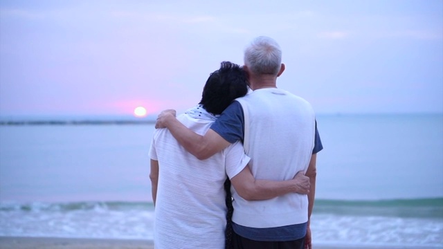 详情图-相爱的亚洲老年夫妇在海上日出快乐地在一起