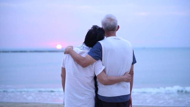 详情图-相爱的亚洲老年夫妇在海上日出快乐地在一起