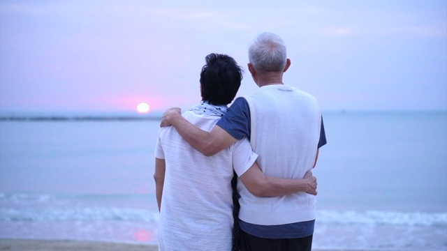 详情图-相爱的亚洲老年夫妇在海上日出快乐地在一起