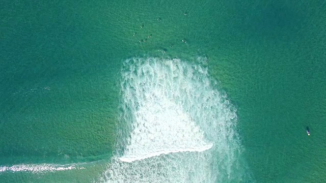 汹涌的潮水和巨浪