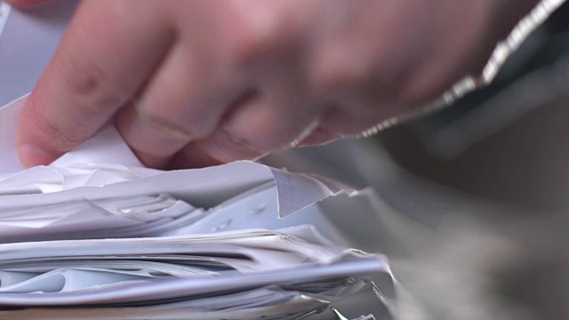详情图-在办公室处理文件