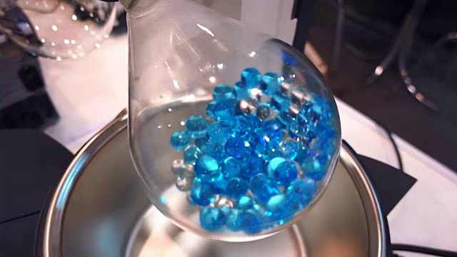 在旋转的烧瓶中有蓝色的透明胶囊
