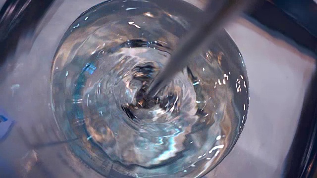详情图-在化学实验室里，混合着透明液体的玻璃烧瓶