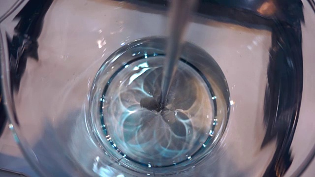 详情图-在化学实验室里，混合着透明液体的玻璃烧瓶