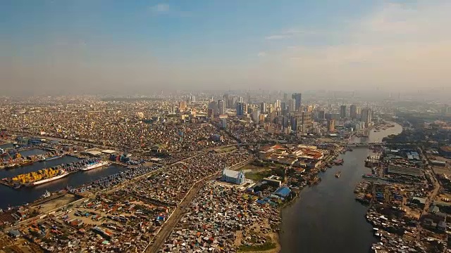 有摩天大楼和建筑物的空中城市。菲律宾,马尼拉马卡迪