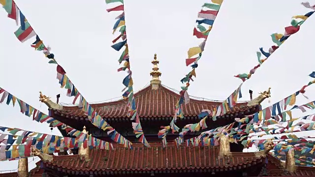 佛寺和彩带