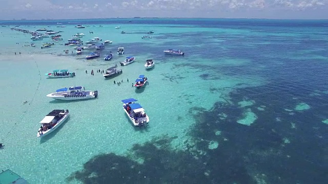 Isla Mujeres码头和墨西哥坎昆对面的船只