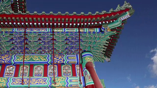 中国北京一座佛教寺庙屋顶的传统装饰