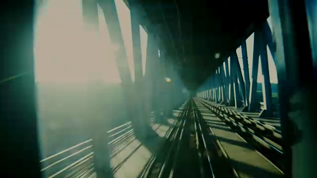 從高速火車上看過(guò)橋
