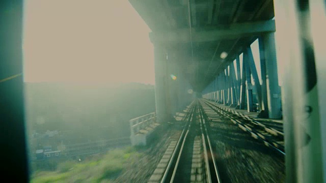 詳情圖-從高速火車上看過橋