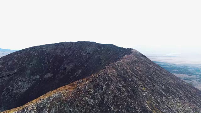 无人机拍摄的晴朗天空下的火山