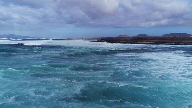 无人机拍摄的海浪对着戏剧性的天空