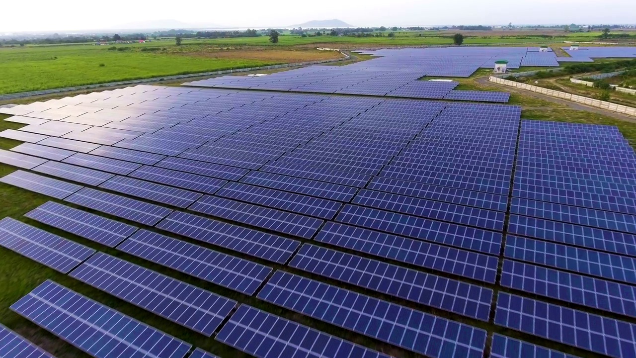 詳情圖-太陽能電站中具有陽光和反射的光伏板