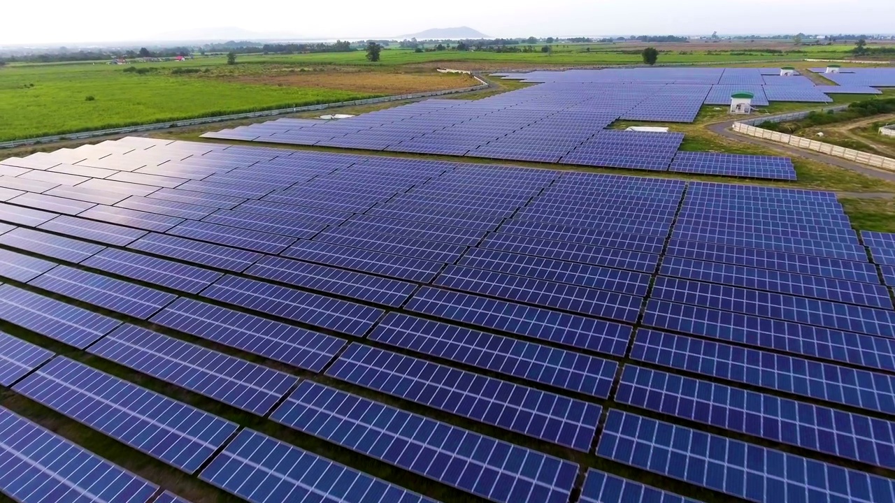 詳情圖-太陽能電站中具有陽光和反射的光伏板