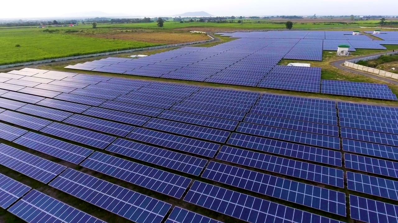 詳情圖-太陽能電站中具有陽光和反射的光伏板