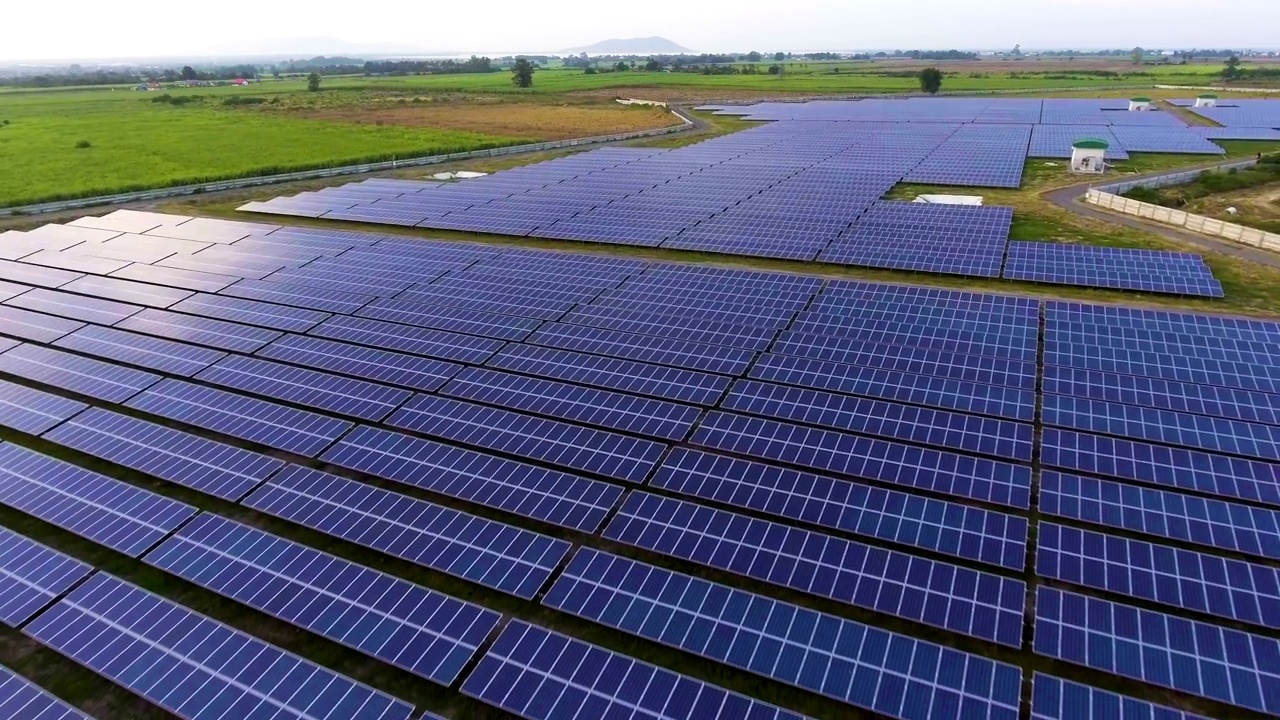 詳情圖-太陽能電站中具有陽光和反射的光伏板