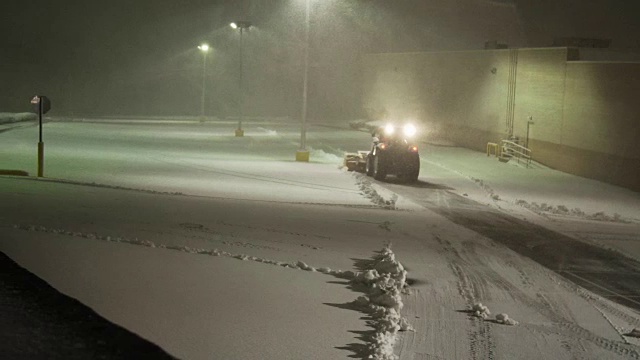 拖拉机清理停车场的积雪