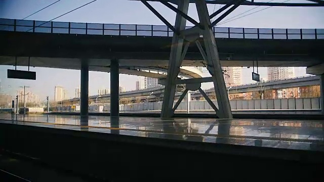 詳情圖-中國(guó)高鐵離站了。從內(nèi)部看