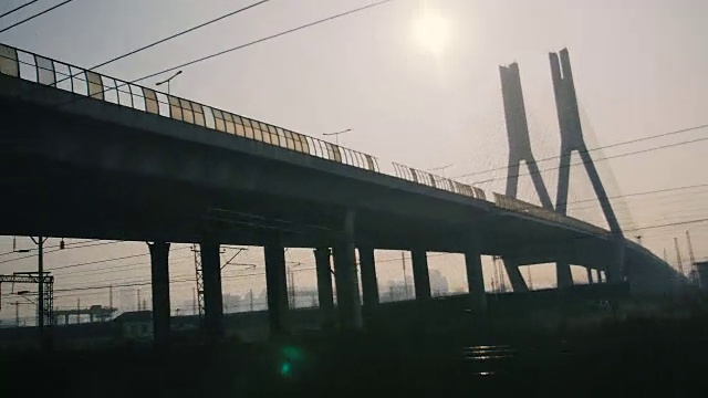 在桥下行驶的高速列车窗外的景色。浓雾，黑色的烟雾造成压抑的气氛