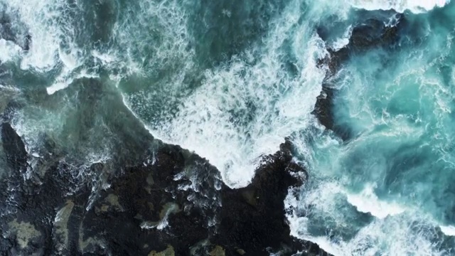 空中的慢动作镜头海浪冲向岩石海岸