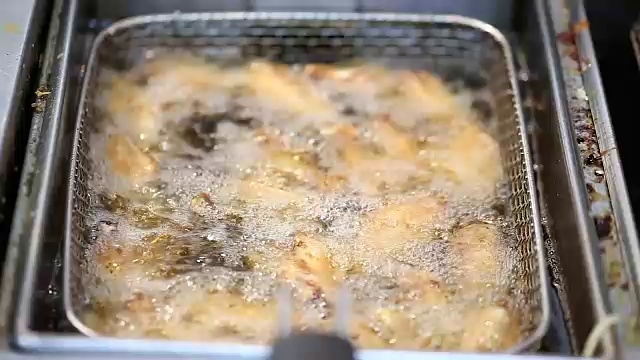 鸡翅是用深油煎的