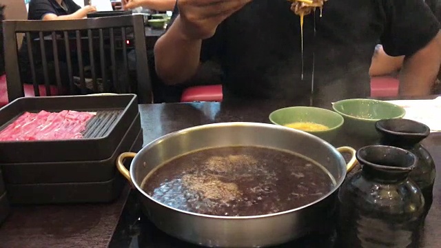 4K格式:牛肉素喜烧锅。