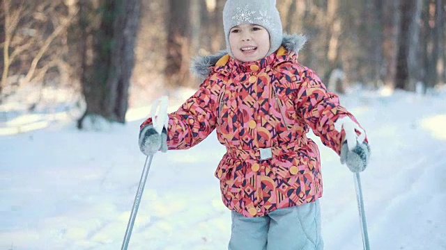 一个小女孩正在学习越野滑雪