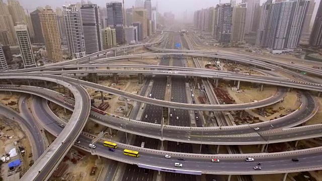 美丽的未来城市景观与道路，汽车，火车，摩天大楼鸟瞰图。迪拜,阿联酋