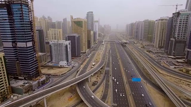 美丽的未来城市景观与道路，汽车，火车，摩天大楼鸟瞰图。迪拜,阿联酋