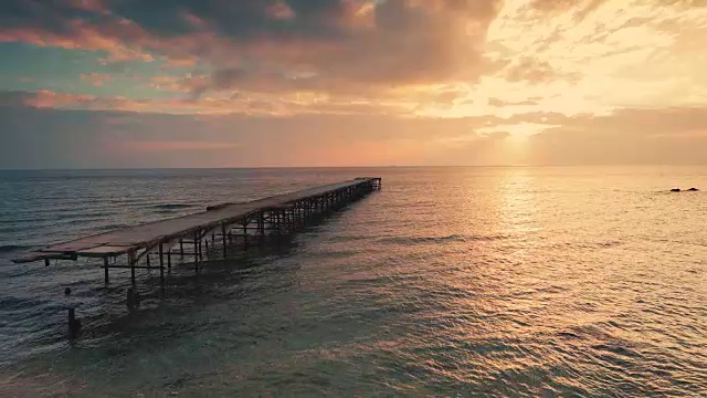 断桥和海浪视频，美丽的日出