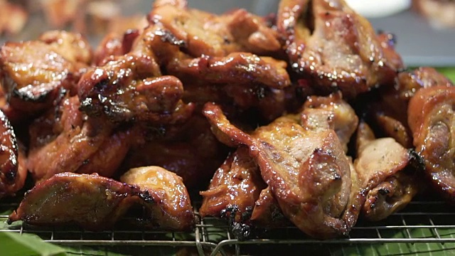 详情图-泰国当地食品博览会上，一堆红色的香蕉叶烤猪肉