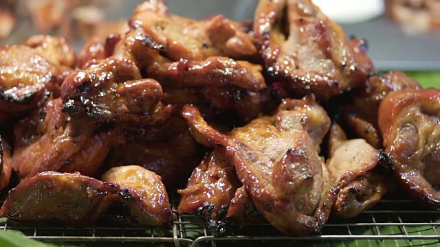 详情图-泰国当地食品博览会上，一堆红色的香蕉叶烤猪肉