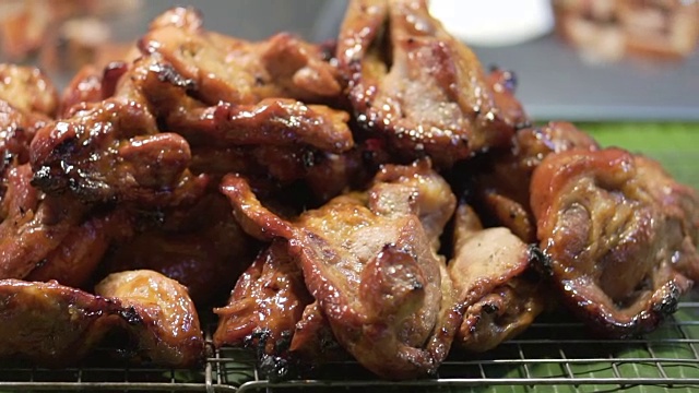 详情图-泰国当地食品博览会上，一堆红色的香蕉叶烤猪肉